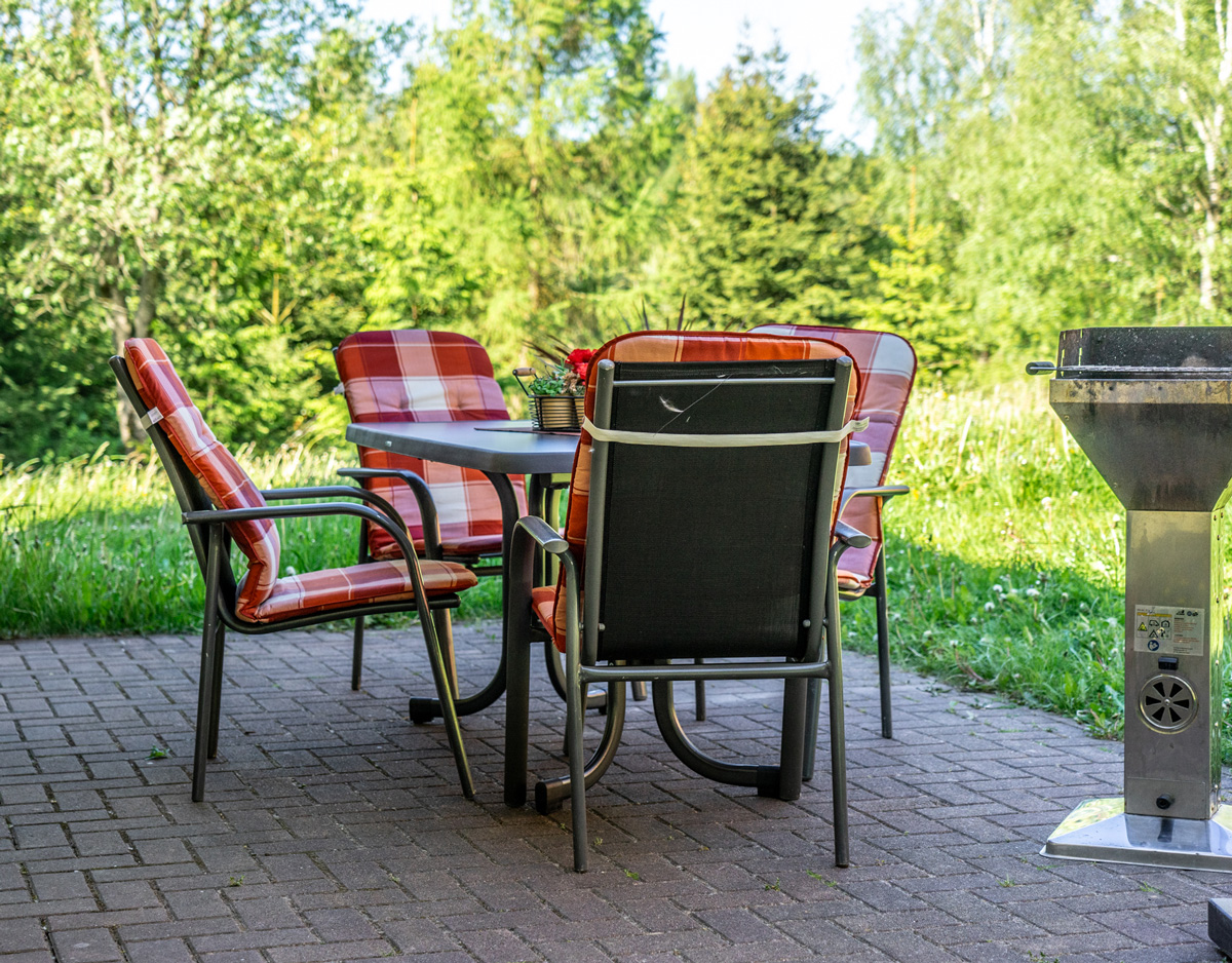 grillabend-natur-geniessen-zusammen-sitzen